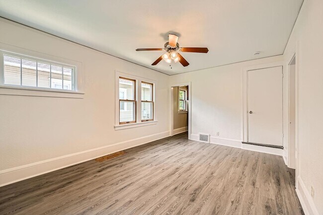 Foto del edificio - 1083 Western Ave N