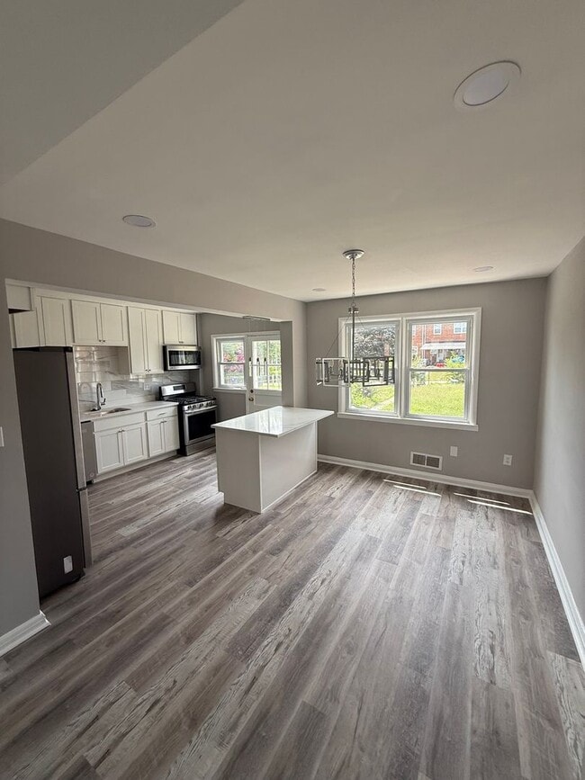 Building Photo - Updated Glen Oaks Townhome with Finished B...