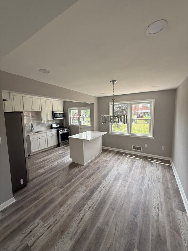 Foto del edificio - Updated Glen Oaks Townhome with Finished B...