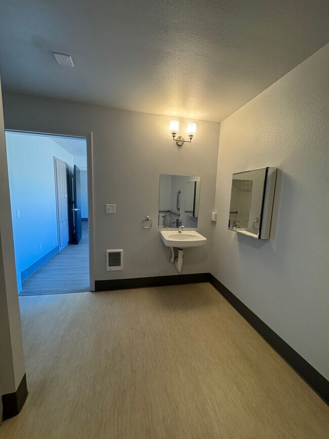 Foto del edificio - 2 bed 2 bath unit - ALL UTILITIES PAID - A...
