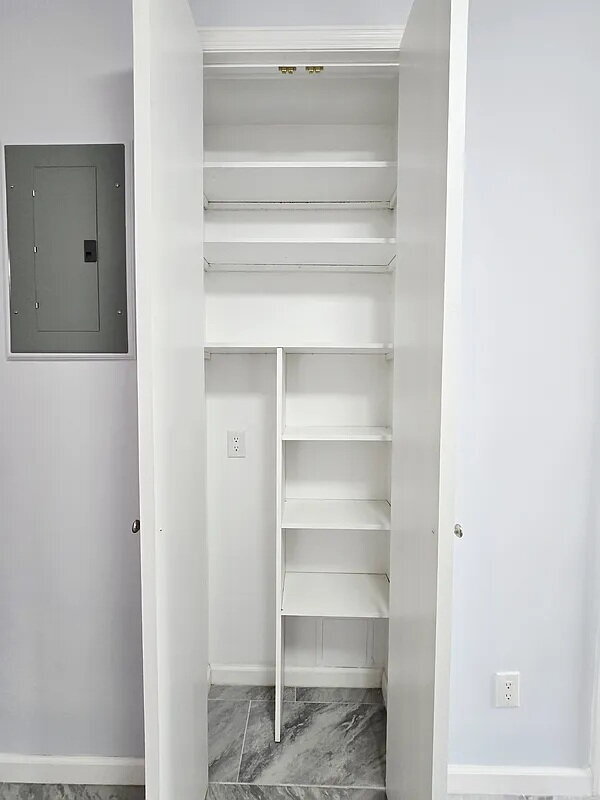 Foto del edificio - sunny, renovated, rent-stabilized one-bedroom apartment