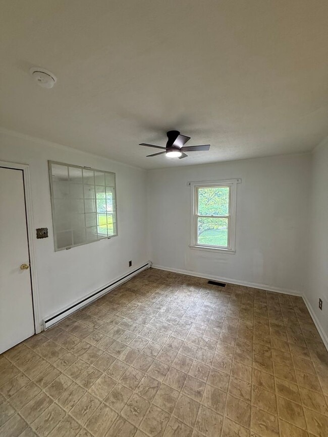 Building Photo - 3 Bed/1.5 Bath House