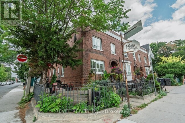 Photo du bâtiment - 16 A Denison Ave