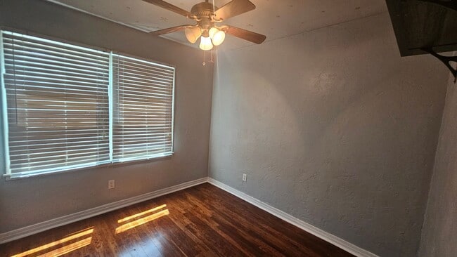 Building Photo - Space, Style, and Sunshine in Southlawn - 3 bed 1.5 bath home for rent