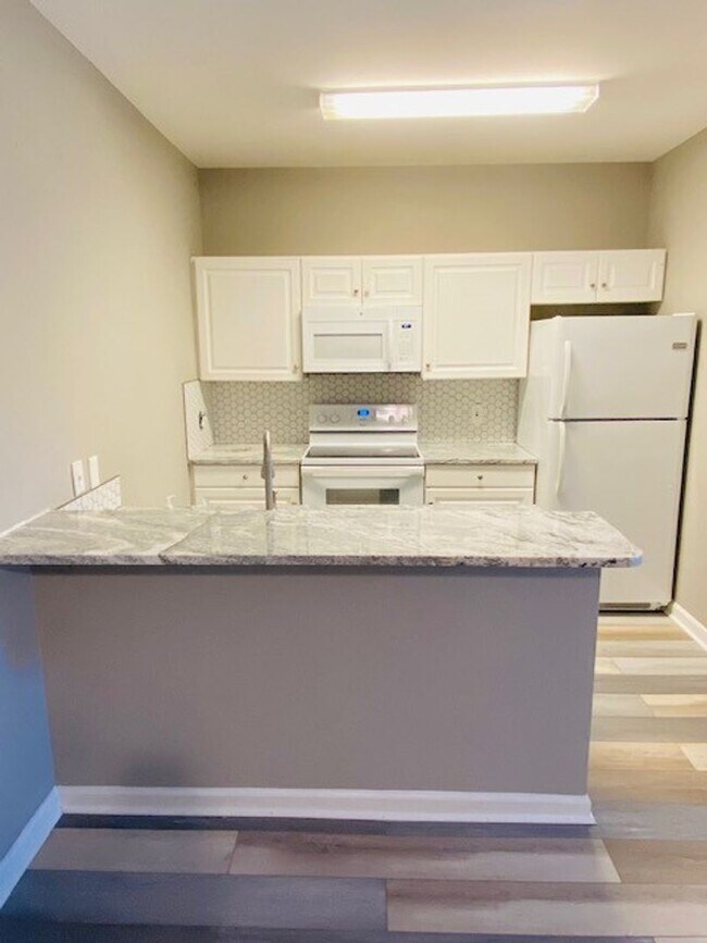 Foto del edificio - RARE Two Bedroom, Two Bath apartment w/ IN UNIT w/d only 2 blocks off Cumberland Avenue Strip at ...