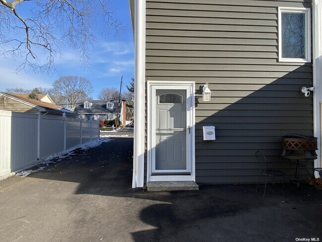 Building Photo - 5 Fleetwood Ave