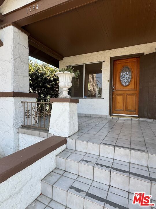 Building Photo - 1536 N Mariposa Ave