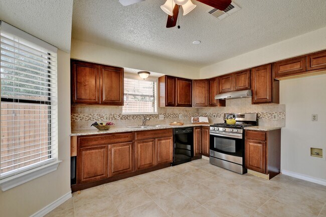 Building Photo - 1622 Peachtree Valley Dr