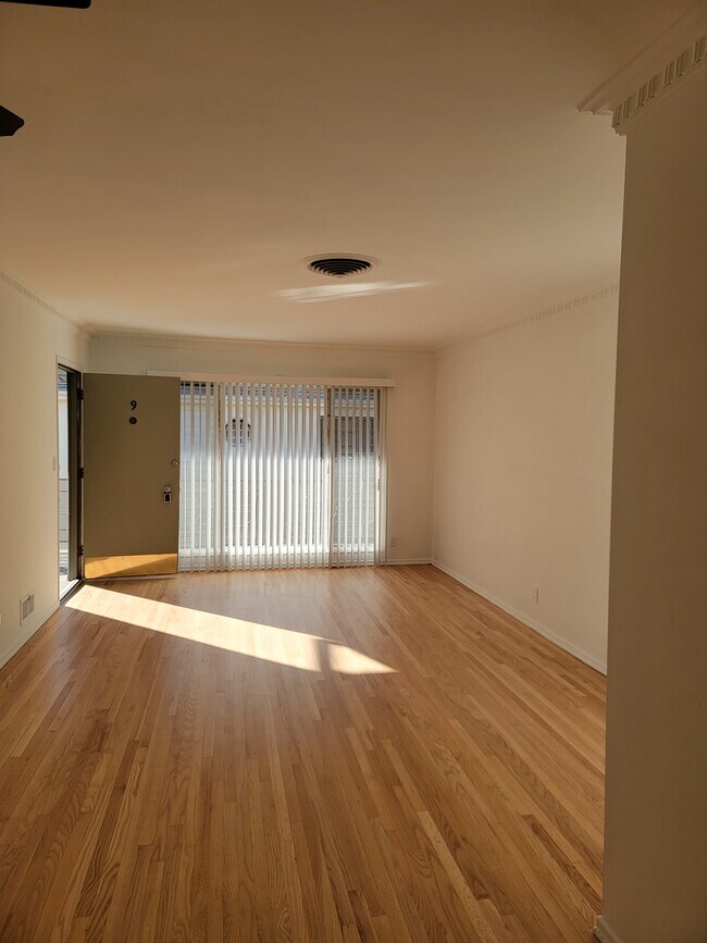 Foto del edificio - 8206 De Longpre Ave