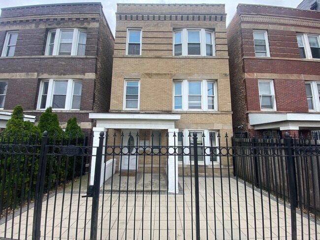 Building Photo - 2323 W Fullerton Ave