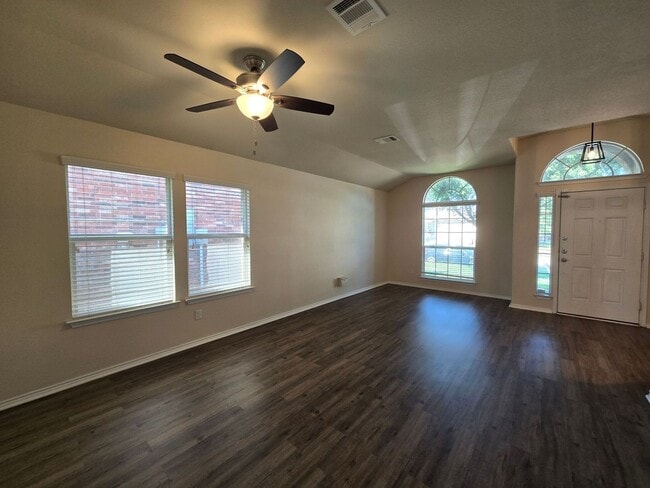 Foto del edificio - NEW IN MANAGEMENT - AVAILABLE NOW!