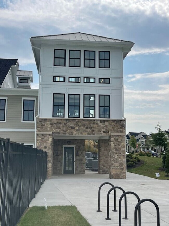 Foto del edificio - THREE LEVEL TOWN HOUSE IN KELLERTON
