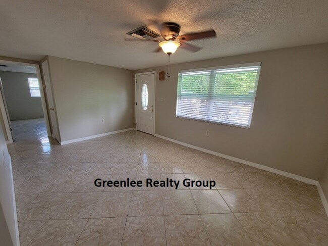 Building Photo - Gorgeous 2 Bed/1Bath POOL Home! Fenced Bac...