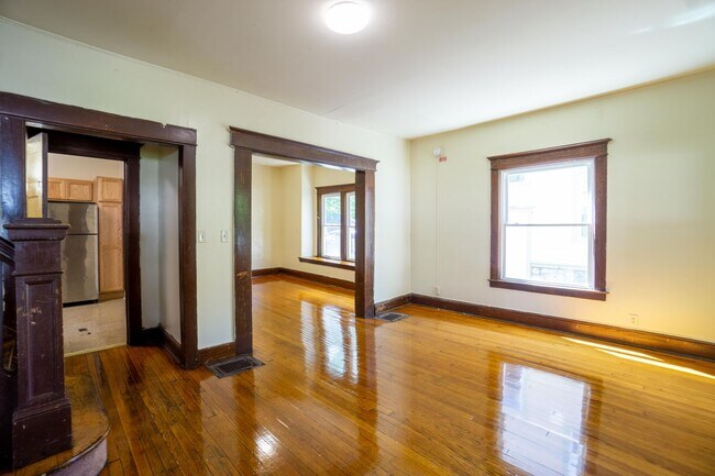 Building Photo - AVAILABLE 7/1/26 - Spacious Single Family ...