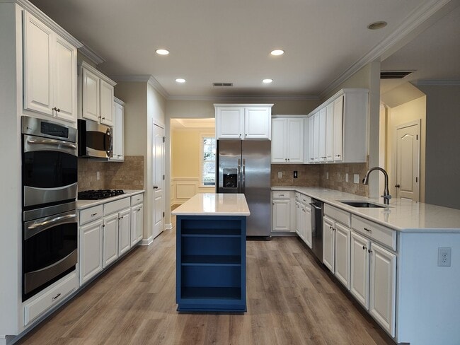 Building Photo - Gorgeous 5-bedroom, 5-bathroom house in the Lawson Community!