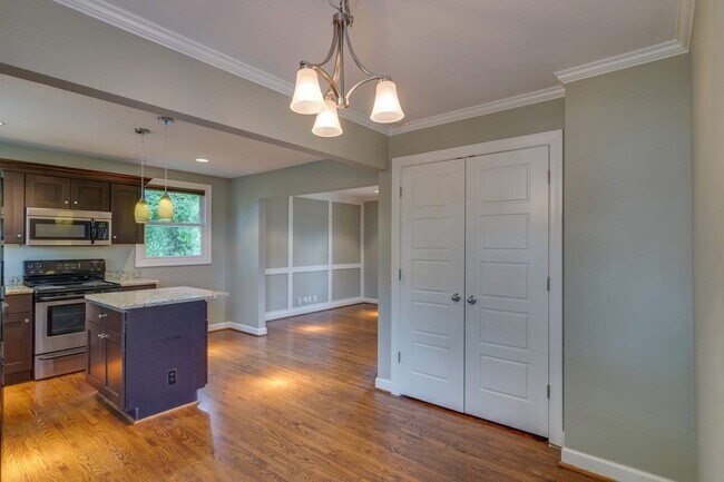 Foto del edificio - 6104 Nashua Ave