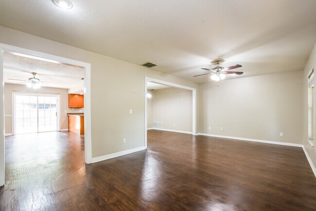 Building Photo - 960 Apple Ln