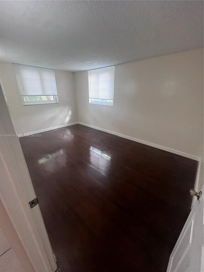 Building Photo - 10855 SW 112th Ave