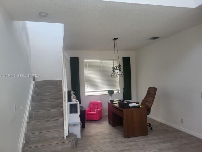 Foto del edificio - 1368 Majesty Terrace