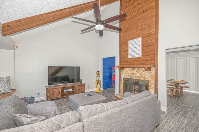 Foto del edificio - Large 3 bed 2 bath home with fenced backyard