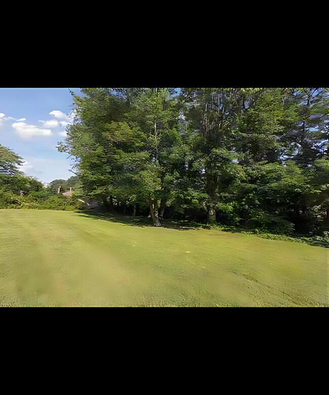 Jardín delantero plano, espacioso y privado. - 15493 Siesta Ave