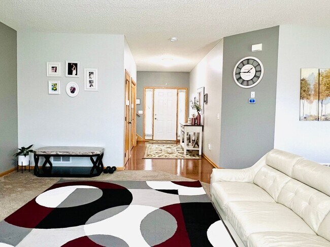 Foto del edificio - Elegant and Spacious 4BR House for rent in Blaine