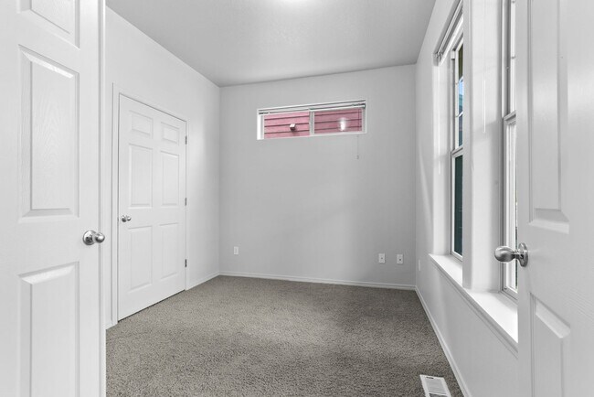 Foto del edificio - Available NOW Hillsboro End Unit Townhome ...