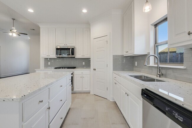 Foto del edificio - Beautiful 4 bedroom home