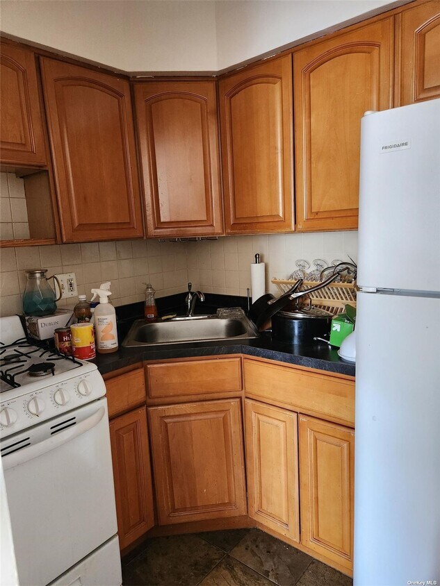 Primary Photo - 61-15 167th St