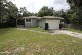 Building Photo - 2108 Oak St