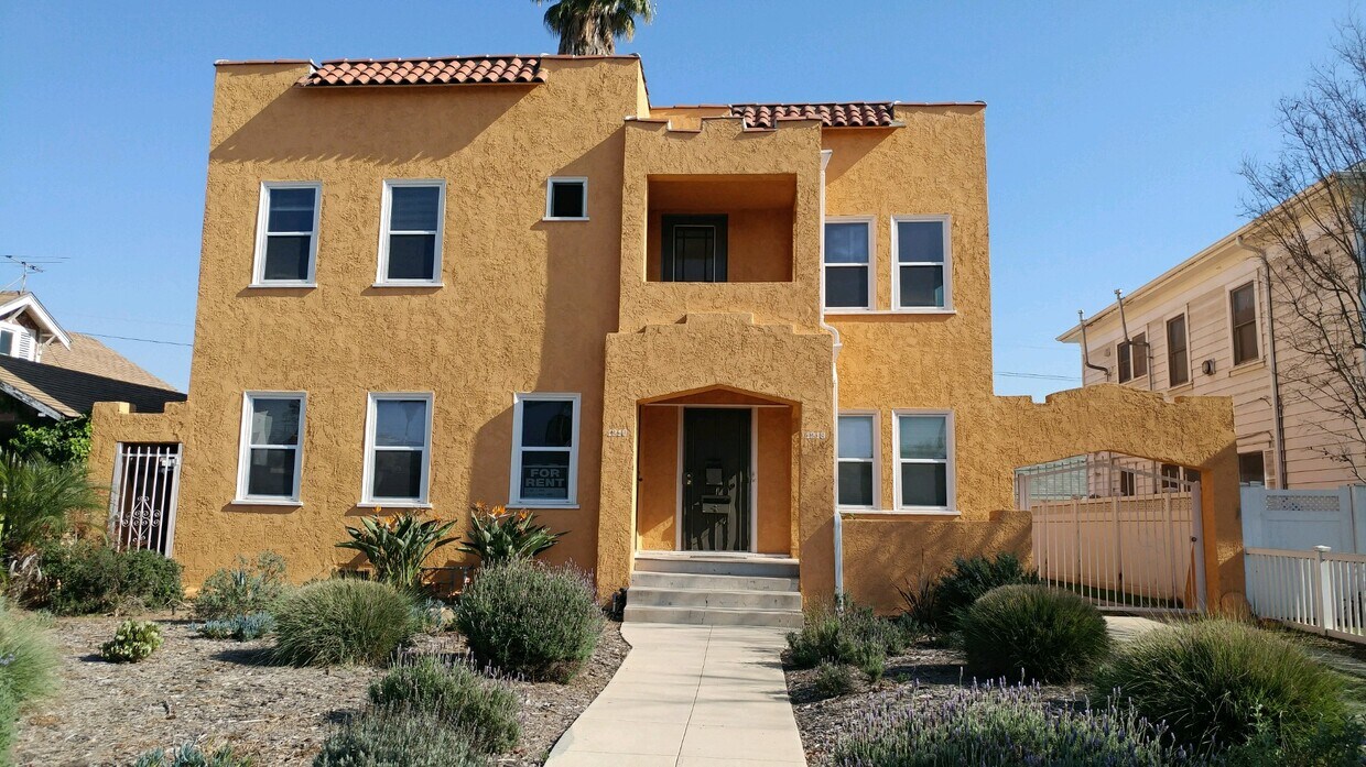 Frente - 1216 Keniston Ave