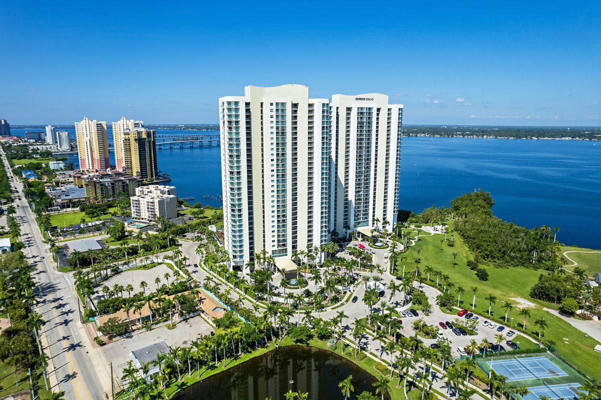 Foto principal - 3000 Oasis Grand Blvd