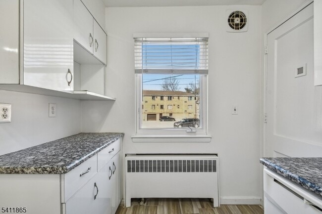 Foto del edificio - 16 Troy Dr