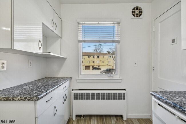 Building Photo - 16 Troy Dr