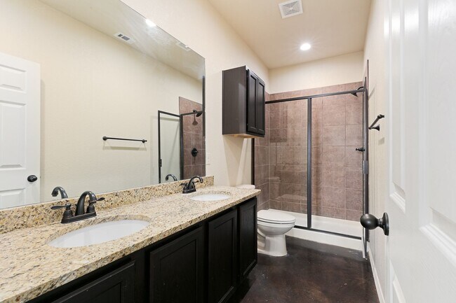Building Photo - New Braunfels~ Beautiful Luxury 3 Bdrm~Sta...