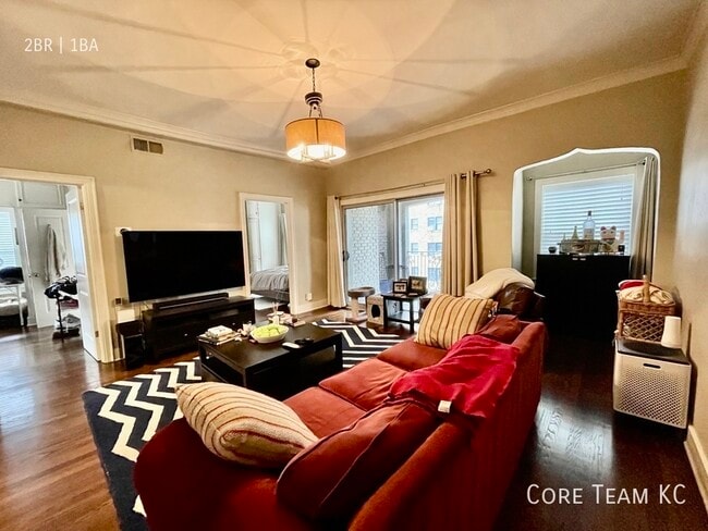 Building Photo - 710 W 48th St