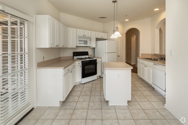 The Plantation - 3 habitaciones, 2 baños - 1756 pies cuadrados - Cocina - Legacy Oaks at Spring Hill Apartments