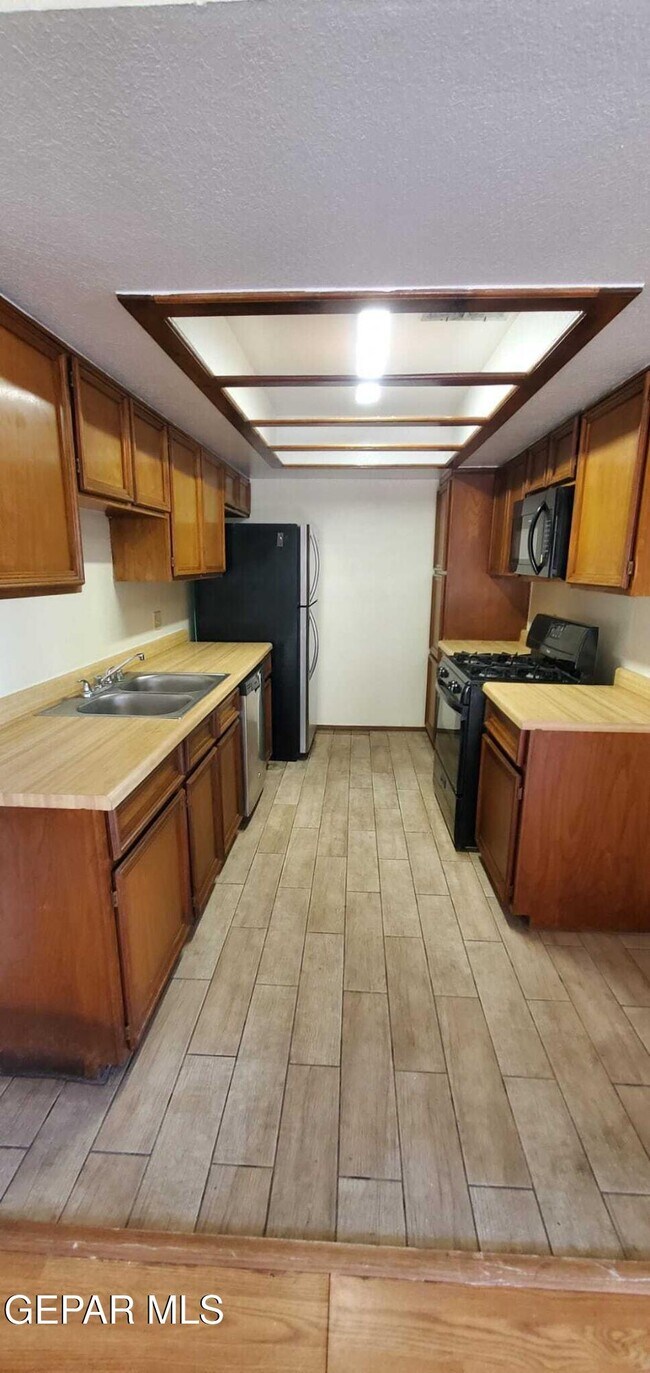 Foto del edificio - 6716 Ridge Top Dr