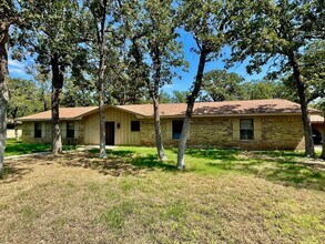 Building Photo - 108 Oak Forest Dr