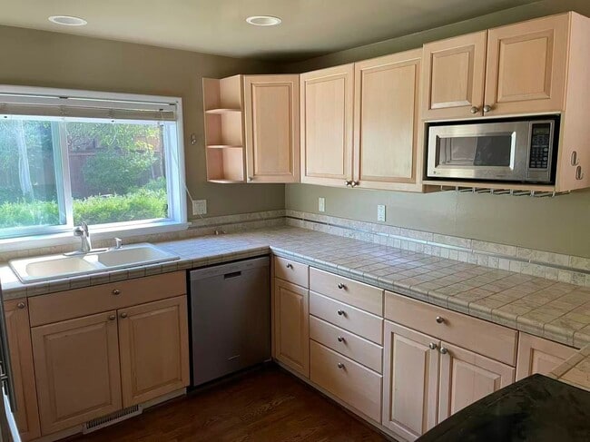 Foto del edificio - Nice 4-bed, 2-bath single-family home near...