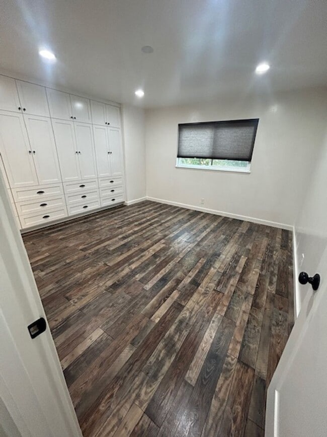 Building Photo - 4003 W Hillsdale Ct