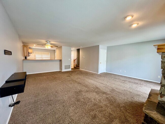 Building Photo - Townhome for Rent in Rifle Co - 3 Bedroom
