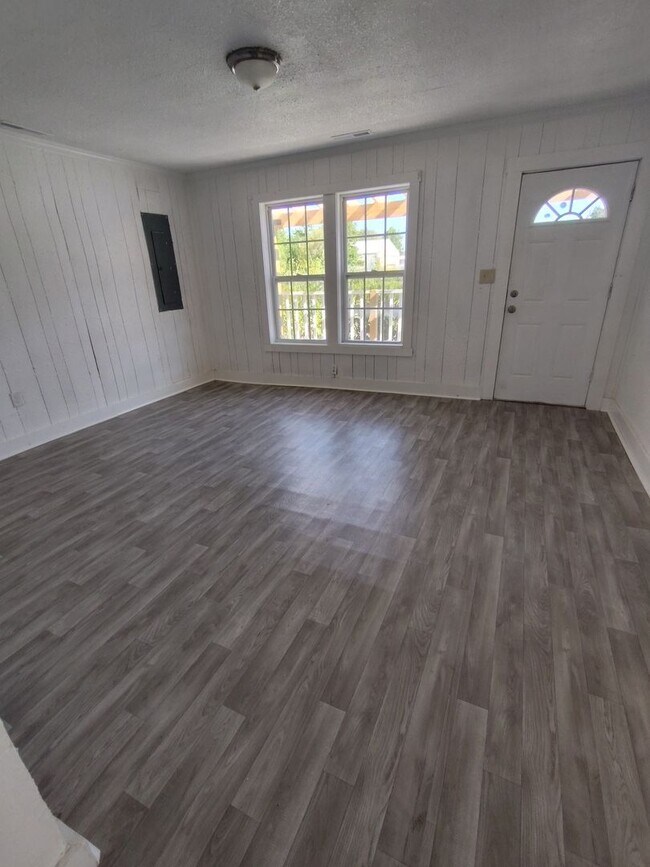 Building Photo - Adorable 2 bedroom 1 bath home