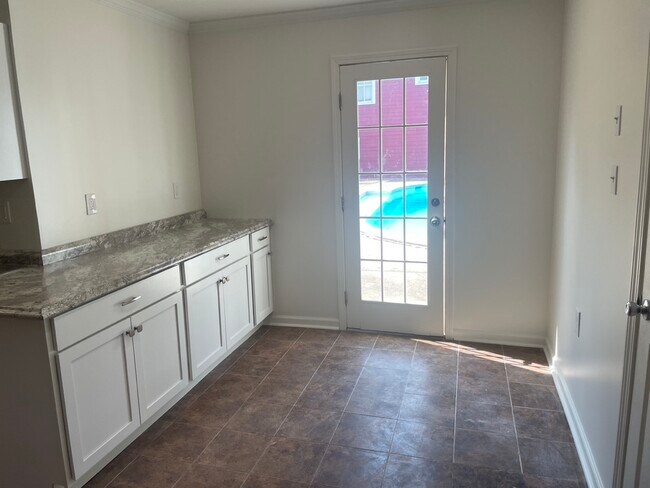 Breakfast Area - 206 Challenger St