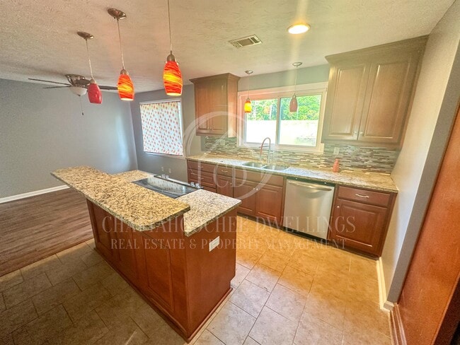 Foto del edificio - 4404 Summerville Rd