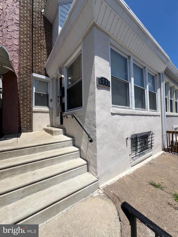 Primary Photo - 6713 Guyer Ave