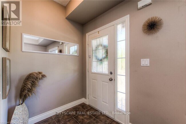 Photo du bâtiment - 38 Howe Dr