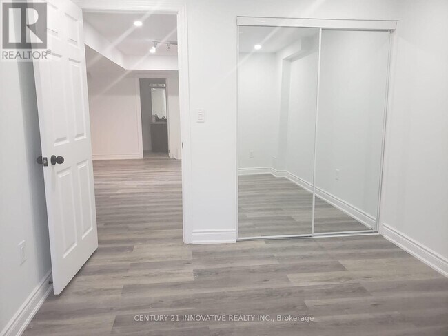 Photo du bâtiment - 700 Megson Terrace