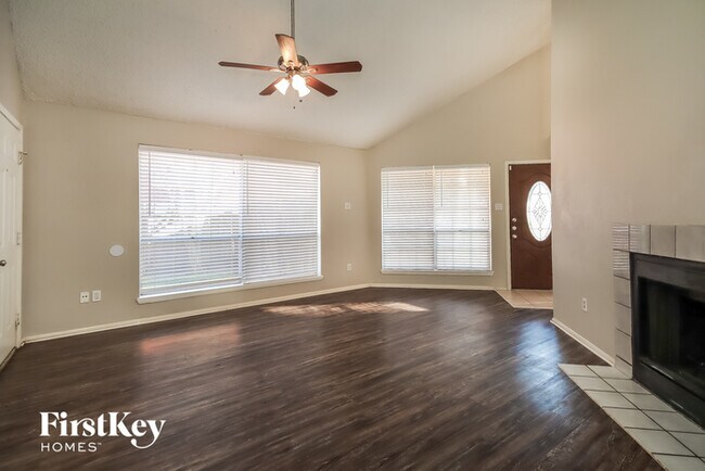 Foto del edificio - 15610 Riverside Grove Dr