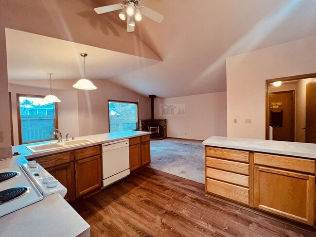 Building Photo - Absolutely Gorgeous Single Family Home located at Olympia!